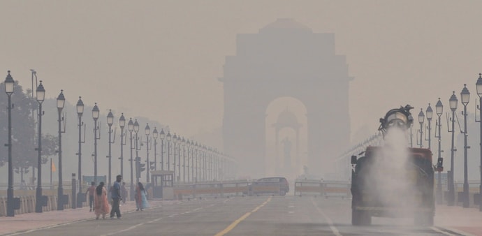 Delhi pollution: An anti-smog gun sprays water droplets to curb air pollution Delhi pollution: An anti-smog gun sprays water droplets to curb air pollution