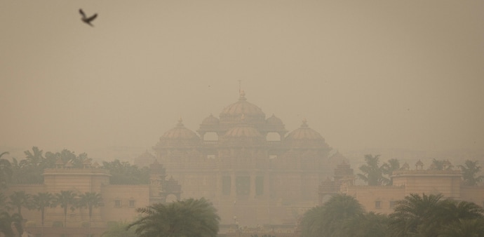 Morning visuals showed Akshardham and parts of central Delhi blanketed in haze, as the city recorded 24°C with 89% humidity and minimal wind movement. Morning visuals showed Akshardham and parts of central Delhi blanketed in haze, as the city recorded 24°C with 89% humidity and minimal wind movement.