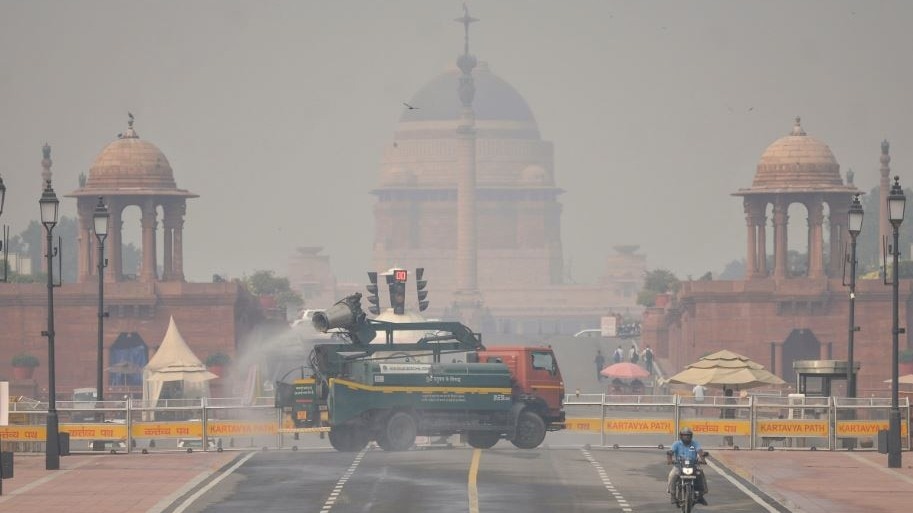 Cold winds, cleaner skies: Delhi’s temperature hits two-year low as AQI improves to ‘poor’ Cold winds, cleaner skies: Delhi’s temperature hits two-year low as AQI improves to ‘poor’