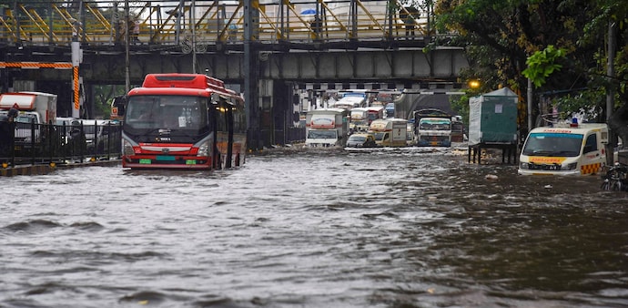 Industry data shows a sharp spike, up to 25% in vehicle damage claims during monsoons, particularly in metro and coastal cities. Industry data shows a sharp spike, up to 25% in vehicle damage claims during monsoons, particularly in metro and coastal cities.
