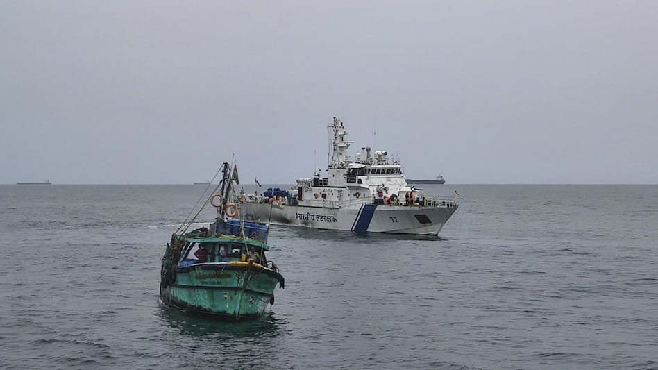 The sea in these regions will remain rough to very rough, posing risks for small vessels and fishermen. The sea in these regions will remain rough to very rough, posing risks for small vessels and fishermen.