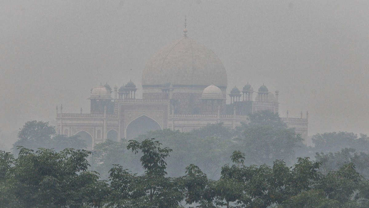 Humayun's Tomb shrouded in a thick layer of smog after Delhi's air quality worsens Humayun's Tomb shrouded in a thick layer of smog after Delhi's air quality worsens