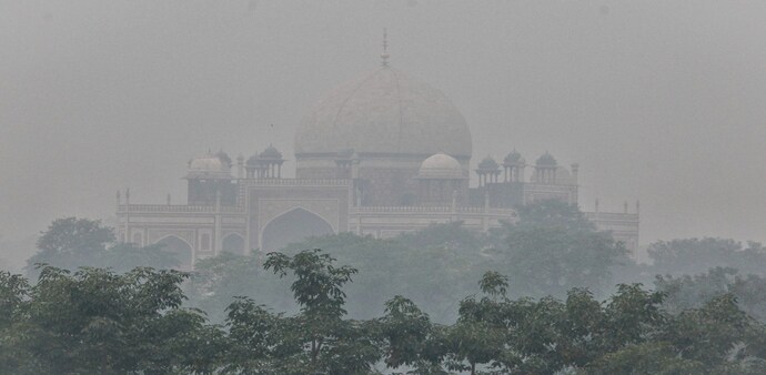 Humayun's Tomb shrouded in a thick layer of smog after Delhi's air quality worsens Humayun's Tomb shrouded in a thick layer of smog after Delhi's air quality worsens