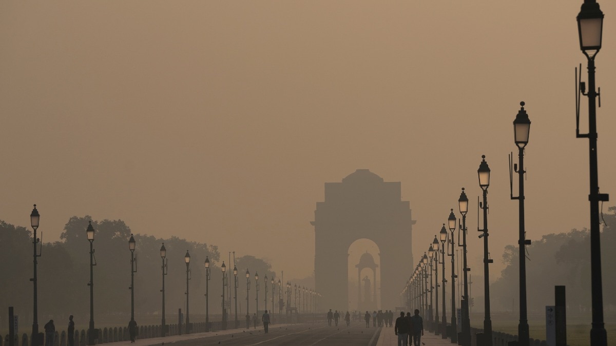 Delhi AQI spikes again: Toxic air chokes city as AQI hits 405, India Gate fades behind smog