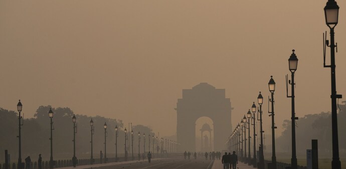 By Saturday evening, the smog had grown so thick that even India Gate faded from view. By Saturday evening, the smog had grown so thick that even India Gate faded from view.
