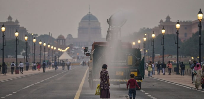 Thick fog and toxic air choke Delhi; AQI climbs to 339 on Saturday morning Thick fog and toxic air choke Delhi; AQI climbs to 339 on Saturday morning