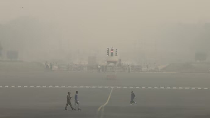 Delhi’s air turns deadly: AQI crosses 400 in several areas, govt staggers office timings