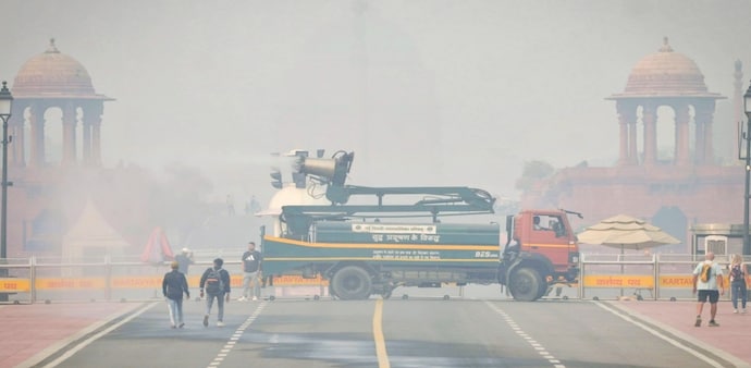 Delhi residents suffered yet another day of suffocating smog on November 8 as air pollution levels surged past the 400 mark in several parts of the city. Delhi residents suffered yet another day of suffocating smog on November 8 as air pollution levels surged past the 400 mark in several parts of the city.
