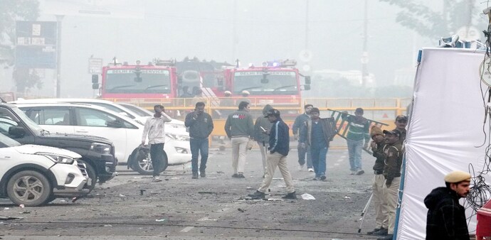 Police personnel cordon off the site in view of the blast that occurred near Red Fort Metro Station on Monday Police personnel cordon off the site in view of the blast that occurred near Red Fort Metro Station on Monday
