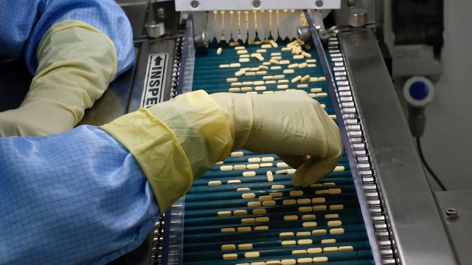 Shares of Aarti Drugs were trading on a flat note at Rs 472 in the afternoon session on Wednesday. Shares of Aarti Drugs were trading on a flat note at Rs 472 in the afternoon session on Wednesday.