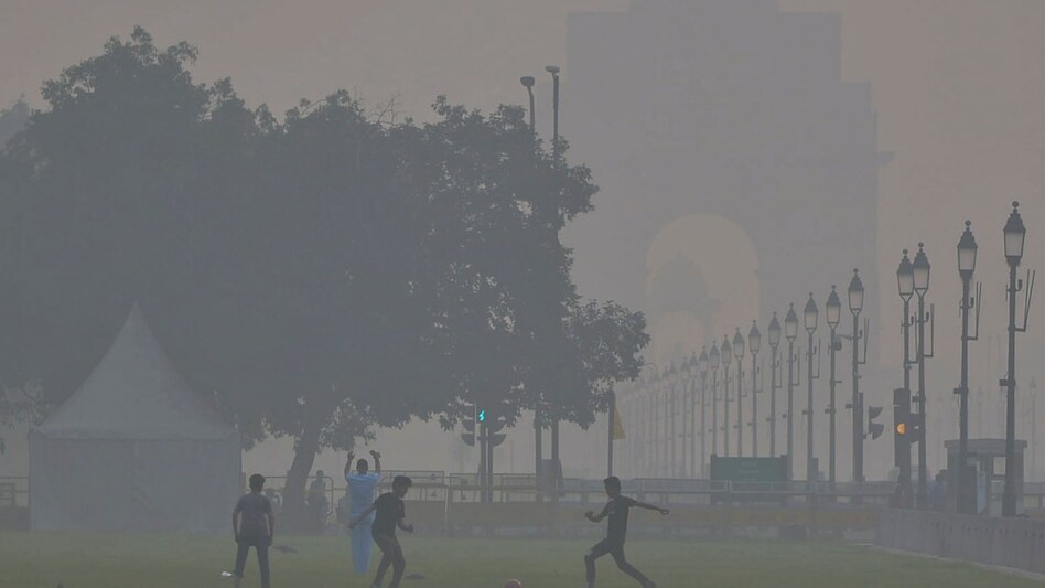 Smog levels remained high as both pollution and fog settled together, reducing visibility across several stretches. Smog levels remained high as both pollution and fog settled together, reducing visibility across several stretches.