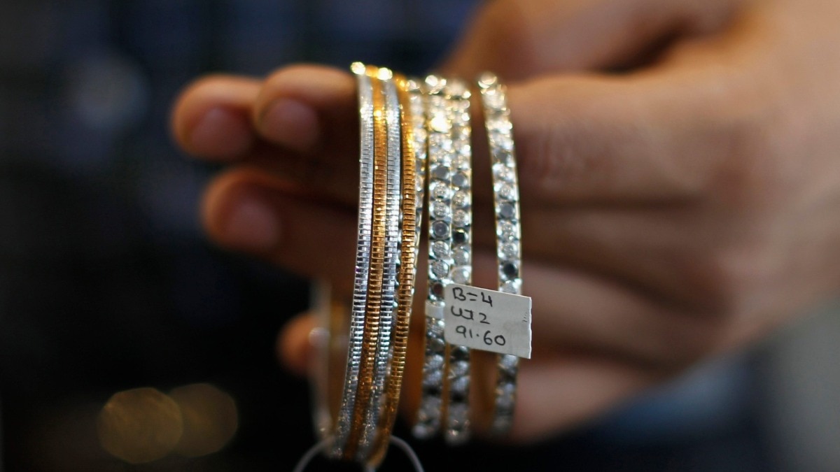 India curbs platinum jewellery imports, extends scrutiny till 2026