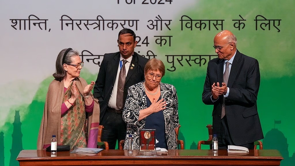 Congress leader Sonia Gandhi presents the Prize to former Chilean president Michelle Bachelet at Jawahar Bhawan, in New Delhi