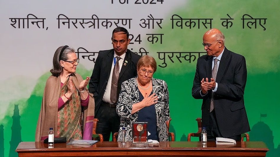 Congress leader Sonia Gandhi presents the Prize to former Chilean president Michelle Bachelet at Jawahar Bhawan, in New Delhi Congress leader Sonia Gandhi presents the Prize to former Chilean president Michelle Bachelet at Jawahar Bhawan, in New Delhi