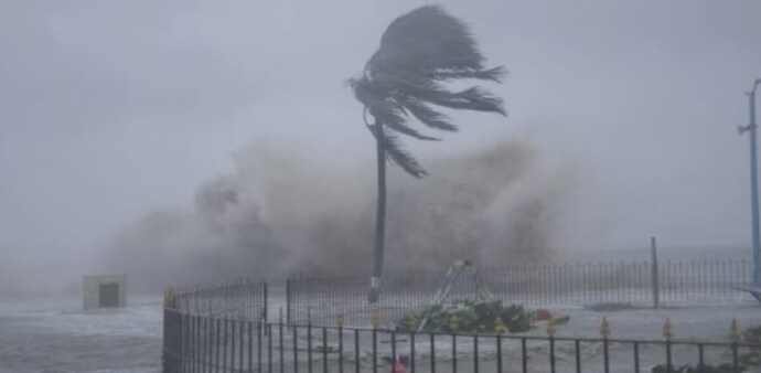 The Regional Meteorological Centre in Chennai has issued orange alerts for Tenkasi and Tirunelveli, where extremely heavy rain is likely in hilly regions. The Regional Meteorological Centre in Chennai has issued orange alerts for Tenkasi and Tirunelveli, where extremely heavy rain is likely in hilly regions.