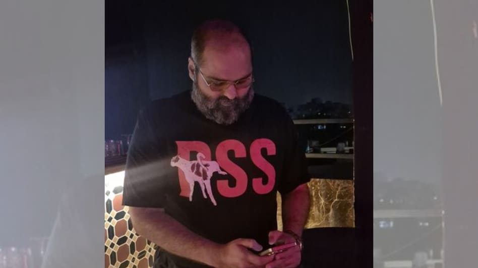 Kunal Kamra kicked up a fresh controversy after he shared a photo on social media wearing a T-shirt that allegedly mocking RSS. (Photo: X) Kunal Kamra kicked up a fresh controversy after he shared a photo on social media wearing a T-shirt that allegedly mocking RSS. (Photo: X)