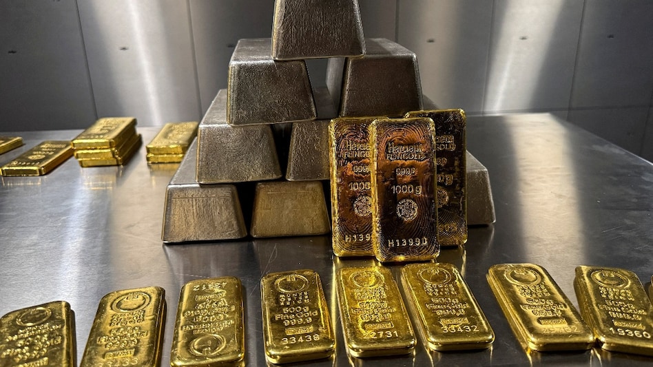 Gold climbed to a near two-week high on Wednesday, with softer U.S. data boosting December Fed rate-cut expectations and pushing spot prices up 0.7% to $4,156.89 an ounce. Gold climbed to a near two-week high on Wednesday, with softer U.S. data boosting December Fed rate-cut expectations and pushing spot prices up 0.7% to $4,156.89 an ounce.