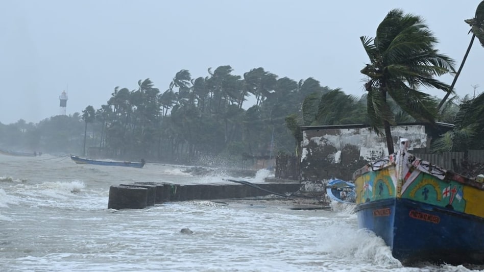 Tharoor also urged families in India not to panic. "Anxious family members may reassure their relatives stranded at the airport that help is on the way!" he said. Tharoor also urged families in India not to panic. "Anxious family members may reassure their relatives stranded at the airport that help is on the way!" he said.