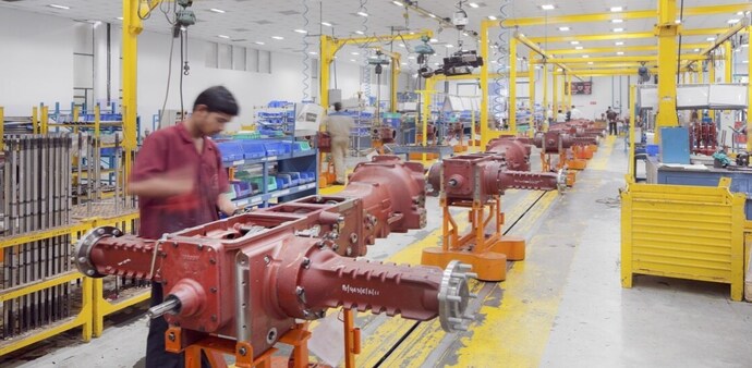Industrial output sinks to 13-month low of 0.4% in October Industrial output sinks to 13-month low of 0.4% in October