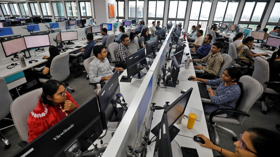 Indian IT’s new H-1B hires fall sharply as Amazon, Meta and Google dominate approvals Indian IT’s new H-1B hires fall sharply as Amazon, Meta and Google dominate approvals