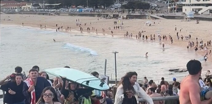 Image shows beach-goers fleeing Bondi Beach after gunmen opened fire, in Sydney. (AFP photo) Image shows beach-goers fleeing Bondi Beach after gunmen opened fire, in Sydney. (AFP photo)