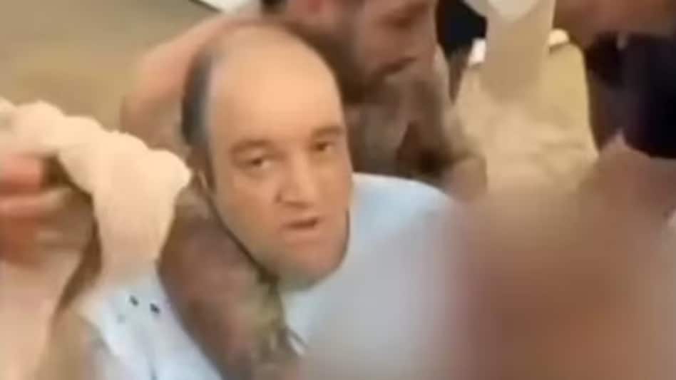 Bondi Beach shooting: Video captures civilian stopping gunman during Hanukkah attack Bondi Beach shooting: Video captures civilian stopping gunman during Hanukkah attack