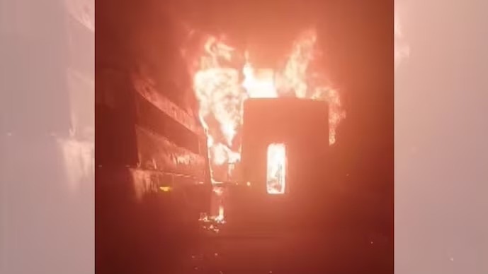 4 dead, 25 injured as dense fog triggers deadly pile-up on Yamuna Expressway, vehicles catch fire