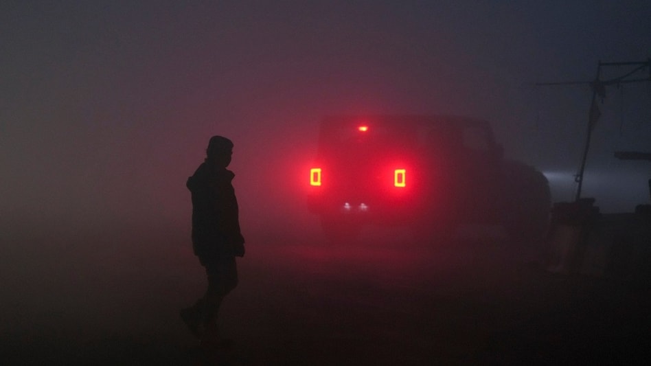 Delhi wakes to dense fog, ‘severe’ air pollution forecast for year-end days Delhi wakes to dense fog, ‘severe’ air pollution forecast for year-end days