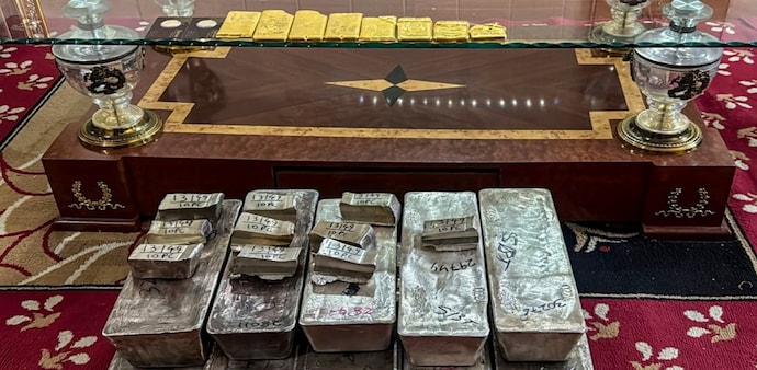 Gold Silver Price: Silver prices have surged about 150% this year, rising from around Rs 90,500 per kilogram at the start of 2025 to more than Rs 2.32 lakh per kilogram by year-end. Gold Silver Price: Silver prices have surged about 150% this year, rising from around Rs 90,500 per kilogram at the start of 2025 to more than Rs 2.32 lakh per kilogram by year-end.