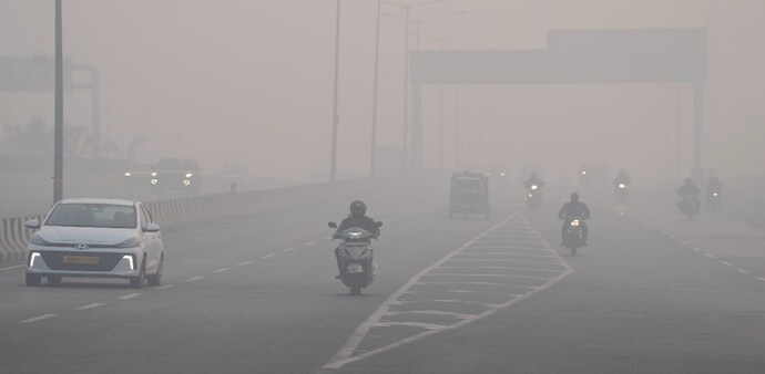 Delhi air pollution: Supreme Court remarked that the CAQM appeared to be in "no hurry" to either pinpoint the real causes Delhi air pollution: Supreme Court remarked that the CAQM appeared to be in "no hurry" to either pinpoint the real causes
