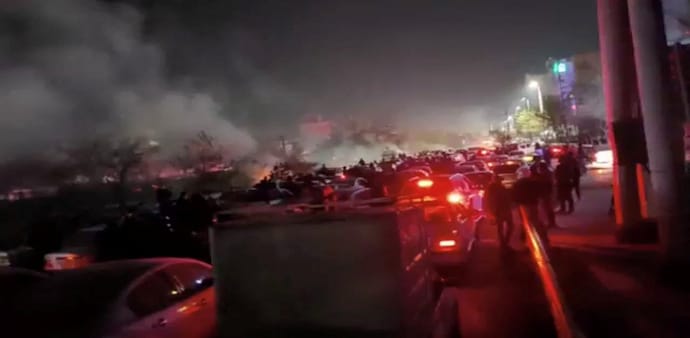 US President Donald Trump has repeatedly issued sharp warnings to Iran’s leadership, threatening intervention if authorities continue to kill demonstrators. US President Donald Trump has repeatedly issued sharp warnings to Iran’s leadership, threatening intervention if authorities continue to kill demonstrators.