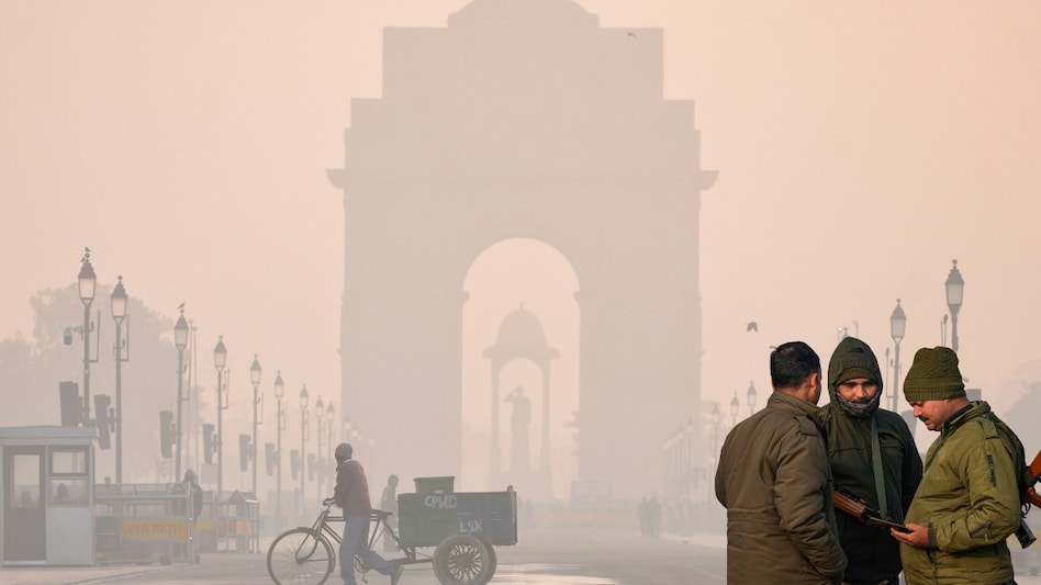 Visibility drops below 50 metres as fog, cold and pollution batter Delhi-NCR Visibility drops below 50 metres as fog, cold and pollution batter Delhi-NCR