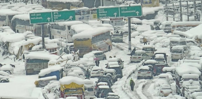 Manali paralysed amid heavy snowfall and influx of tourists (PC: Queen of Himachal, X) Manali paralysed amid heavy snowfall and influx of tourists (PC: Queen of Himachal, X)