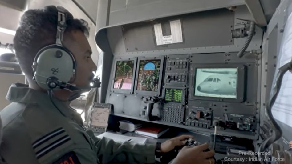 The Arjan Formation comprised a lead C-130 aircraft, accompanied by two C-295 aircraft flying in echelon in a ‘Vic’ formation. The Arjan Formation comprised a lead C-130 aircraft, accompanied by two C-295 aircraft flying in echelon in a ‘Vic’ formation.