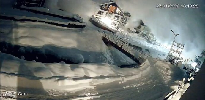Avalanche hits Sonamarg tourist resort in Jammu and Kashmir Avalanche hits Sonamarg tourist resort in Jammu and Kashmir