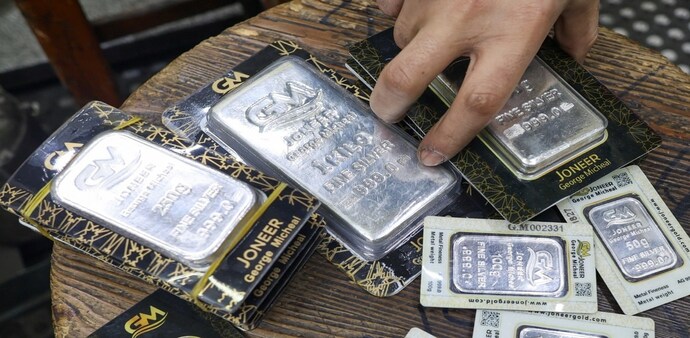 On the Multi Commodity Exchange (MCX), Silver March futures crashed Rs 1,07,968 per kilogram, or 27%, to settle at Rs 2,91,925. On the Multi Commodity Exchange (MCX), Silver March futures crashed Rs 1,07,968 per kilogram, or 27%, to settle at Rs 2,91,925.