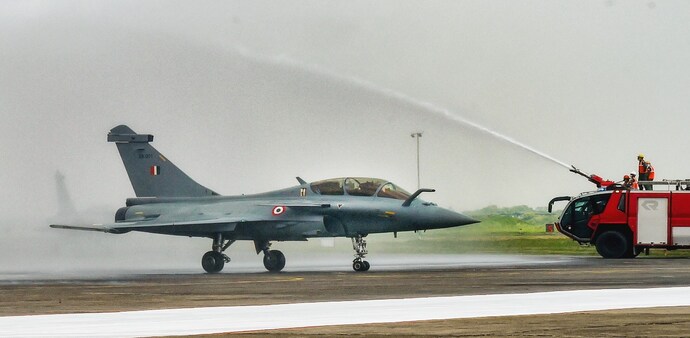 Rajnath Singh-led defence council clears Rs 3.25 lakh crore deal for 114 Rafale Rajnath Singh-led defence council clears Rs 3.25 lakh crore deal for 114 Rafale