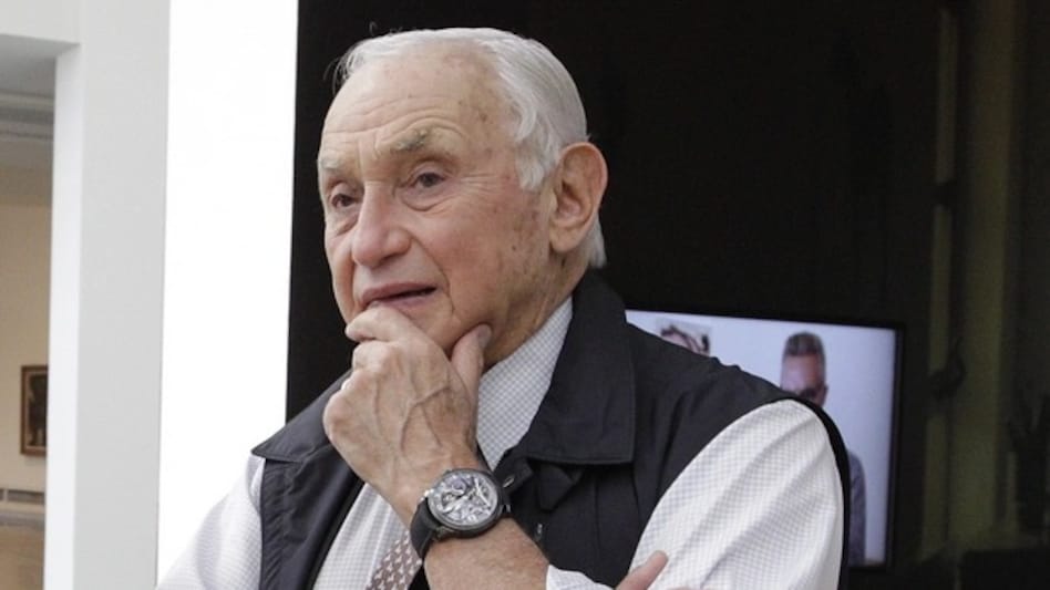 Les Wexner says he was “conned” and cut ties. Les Wexner says he was “conned” and cut ties.