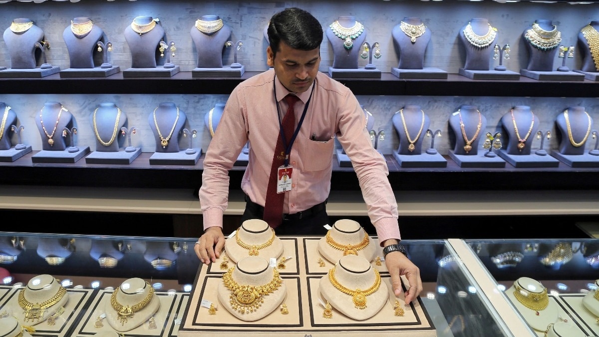 Gold price Feb 25: Gold holds above Rs 1.60 lakh in domestic market; $5,300–$5,400 in sight as safe-haven demand strengthens