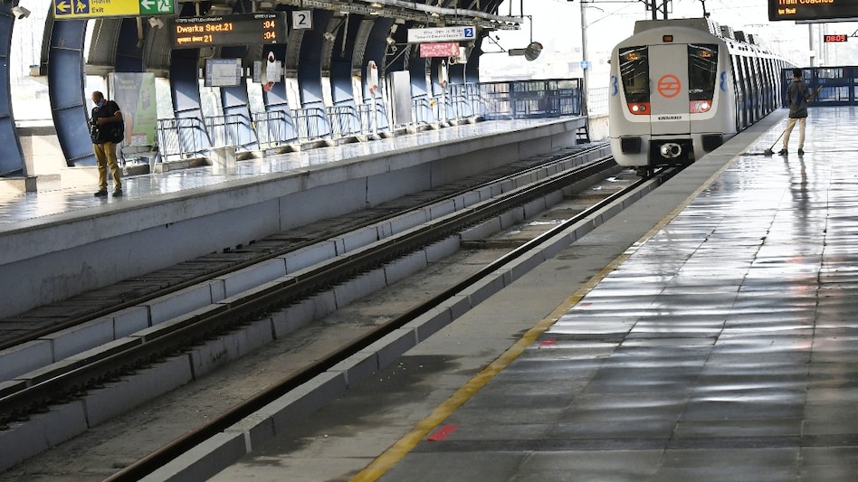 Delhi metro announced a delayed start on Holli to ensure safety Delhi metro announced a delayed start on Holli to ensure safety