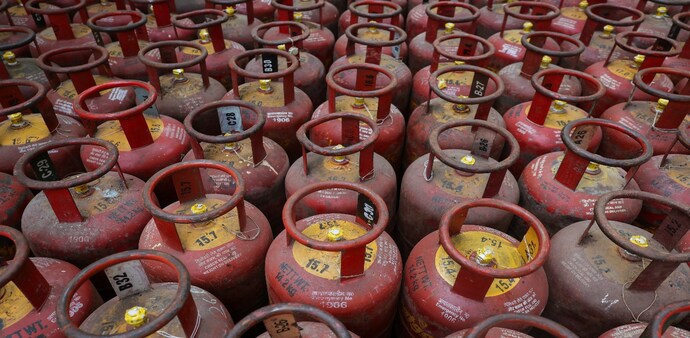 LPG crisis: Fair price shop dealers urge for restoration of kerosene supply LPG crisis: Fair price shop dealers urge for restoration of kerosene supply