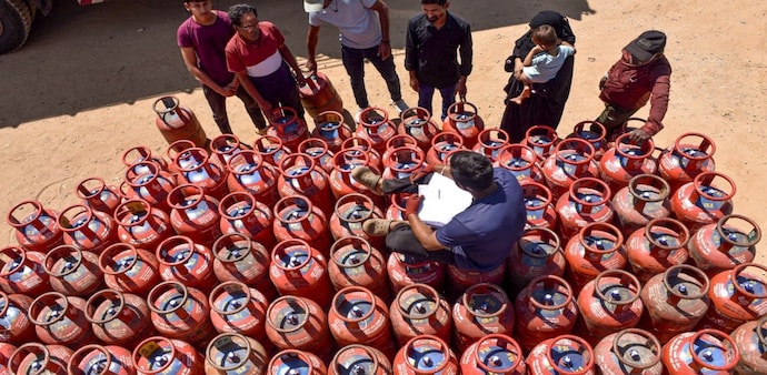 Kerala hotels shut operations as cooking gas stocks run out Kerala hotels shut operations as cooking gas stocks run out