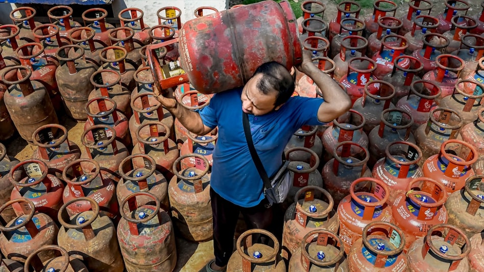 LPG shortage: Supply of gas cylinders in Delhi capped at 20% of average daily consumption LPG shortage: Supply of gas cylinders in Delhi capped at 20% of average daily consumption
