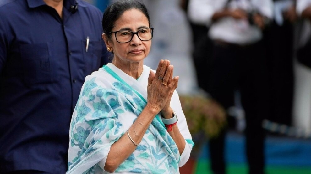 Hours before Bengal poll dates, Mamata  announces Rs 500 hike in honorarium for purohits, muezzins