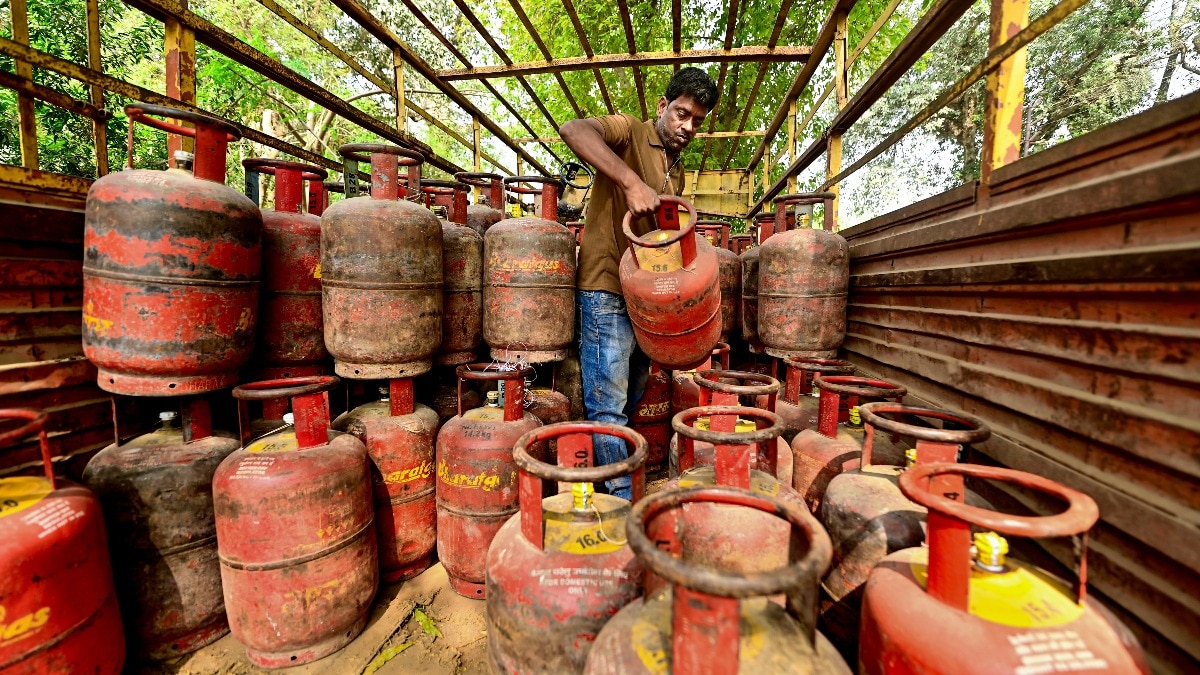 LPG, CNG, PNG prices today, March 20: Rs 913 in Delhi, Rs 912 in Mumbai for domestic cylinder; check rates across cities