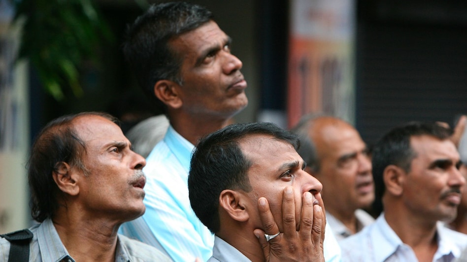 HDFC Bank: vestors (FPIs) took Rs 47,986 crore notional hit. The institutional class held 47.67 per cent stake in the private lender at the end of third quarter. HDFC Bank: vestors (FPIs) took Rs 47,986 crore notional hit. The institutional class held 47.67 per cent stake in the private lender at the end of third quarter.