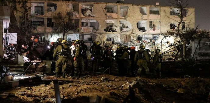 Israeli soldiers work at the scene of damage after Iranian missile barrages struck Dimona. (Reuters photo) Israeli soldiers work at the scene of damage after Iranian missile barrages struck Dimona. (Reuters photo)
