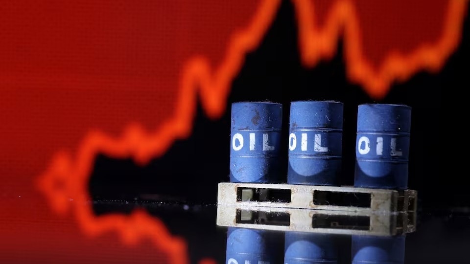 Oil swings after Trump claims Iran talks, then Tehran denial