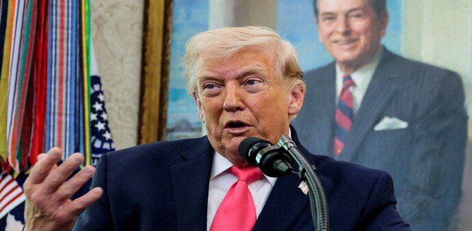 Trump says Iran gave the US a "very big present" Trump says Iran gave the US a "very big present"