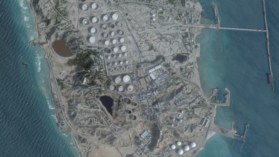 Iran prepares for a potential ground attack on Kharg Island by the US